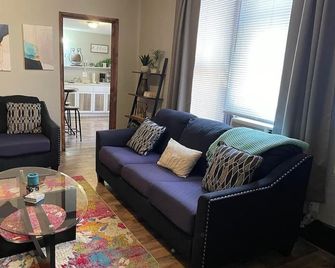 Downtown Apt. Wi-Fi. Pets Ok! - Guthrie - Wohnzimmer