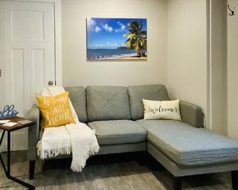 Charming 2 Bedroom Apt. Close to Valparaiso University Short-Term Stay - Valparaiso - Living room