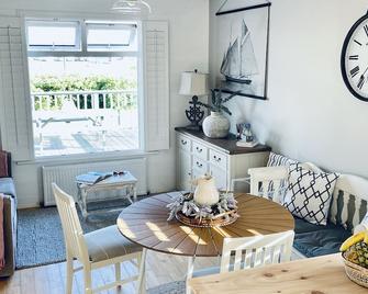 Wavecrest Holiday Cottage - Garryvoe - Dining room