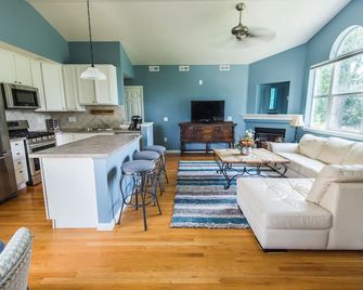 Colorado Rockies 3-Bedroom Retreat - Longmont - Living room