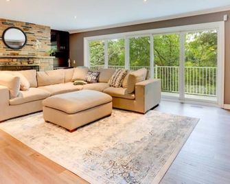 Villa on the Hill - Brampton - Living room
