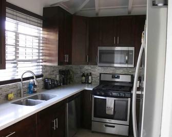 Cozy, Chic, Comfortable Home In Quiet Neighborhood - Kingshill - Kitchen