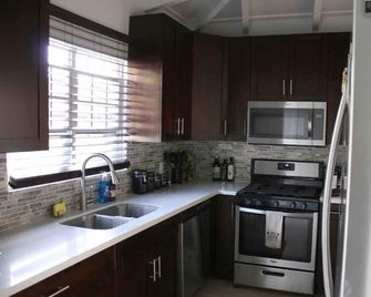 Cozy, Chic, Comfortable Home In Quiet Neighborhood - Kingshill - Cocina