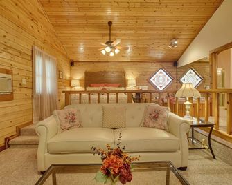 Studio w/ Deck: Near Thorncrown Chapel & Lakes - Eureka Springs - Living room