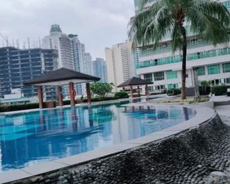 The Beacon Staycation In Makati - Manila - Pool