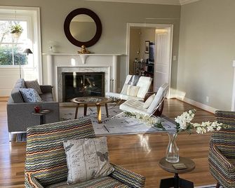 Winter Special! 1330 Ne Ford Street - McMinnville - Living room