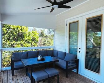 Brand new 3-bedroom house in charming Green Turtle Cay with short walk to beach - Green Turtle Cay - Balkon