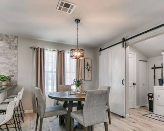 Luxury Downtown Retreat - Walk to Main St - Pet-Friendly, New Stylish & Comfy! - Norman - Dining room