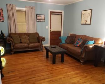 Peaceful and serene farm house on 10 acres - Reevesville - Living room
