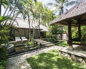 ذا رويال بيتش سيمينياك بالي - إم غاليري - كوتا - شرفة مرصوفة