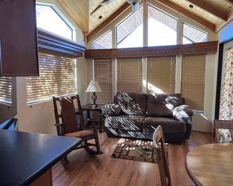 Cozy \'Tiny Home\' style Cabin Perfect for Couples and Families - Almont - Living room
