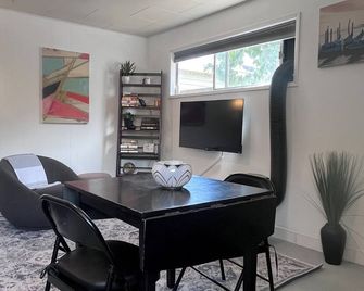 Cozy 1-bedroom cottage in tranquil Soap Lake with AC - Soap Lake - Dining room