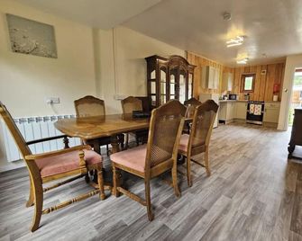 Cottage - Sleeps 5 - Garden - River Side - Garve - Essbereich