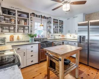 The Benton House- 6 Beds- minutes to Dartmouth - Lebanon - Kitchen