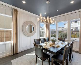 4039sqft Per for Weddings & Family Gatherings 19min fr Sacramento nearCasino - Elk Grove - Sala pranzo