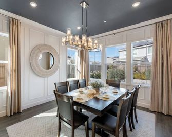 TM Model home 4BR&4039sq Per Weddings & Family Gatherings 19min fr Sacramento - Elk Grove - Dining room