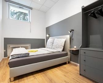 Big Central Apartment near Rotkreuzplatz with 3 BR for 12 PAX - Munich - Bedroom