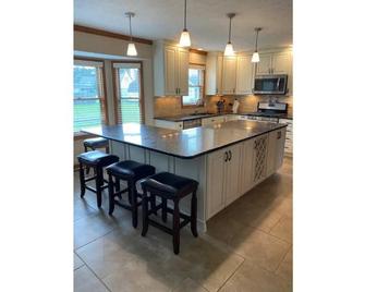 Clean newly updated 4 bedroom in quiet Granger - Granger - Kitchen