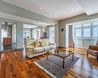 House of W - Valletta - Living room