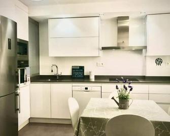 Apartamento con Parking Gratis en el Centro, 2 dormitorios - Almería - Kitchen