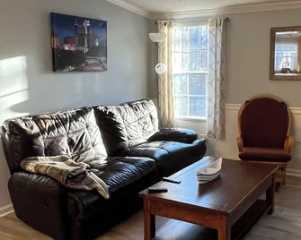 Pet friendly remote rural retreat in New Hill, NC. Very peaceful - New Hill - Living room