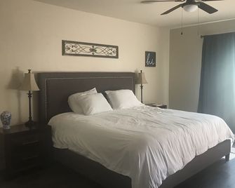 Private Master Suite/Private Entrance - Yukon - Slaapkamer