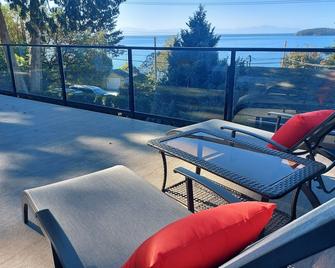 Very Relaxing 3bdr 2bth Home with Gorgeous View - Sechelt - Balcony