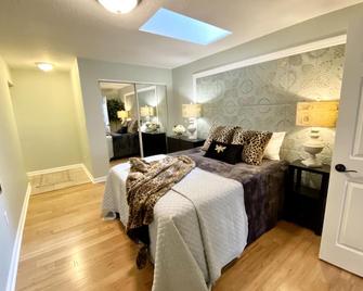 The Paris Loft in the heart of downtown - Safety Harbor - Bedroom