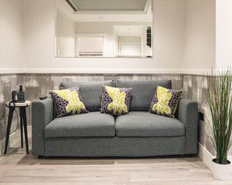 The Pillar Hotel - London - Living room