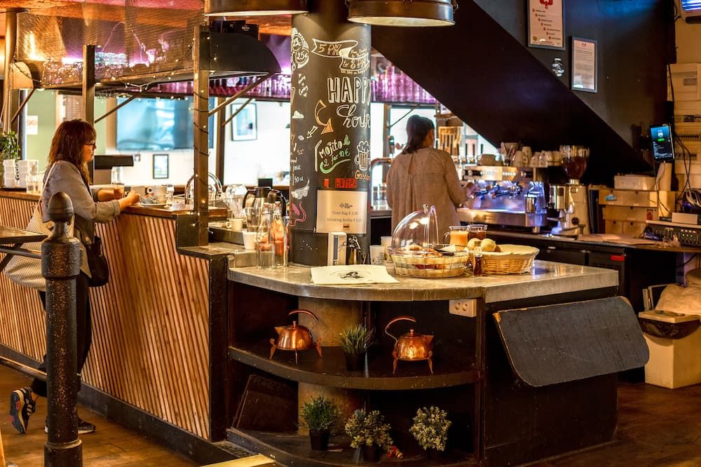 ذا بيوبل - ليل - هوستل - ليل - بار