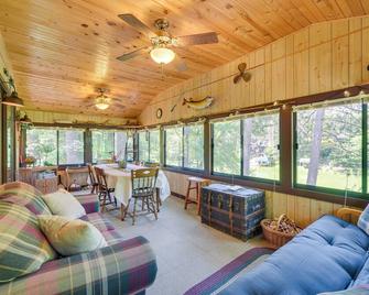 Waterfront Cameron Retreat with Grill and Fire Pit! - Barron - Living room