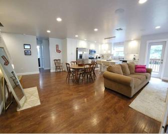 Redwood Family Hideaway - McKinleyville - Sala de estar