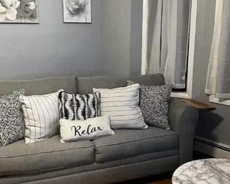 K-Marie Estate - Mount Vernon - Living room