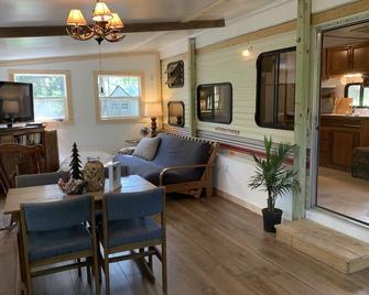 Quiet and Secluded CamperCabin at Camp Northern Lights - Campbellsport - Dining room