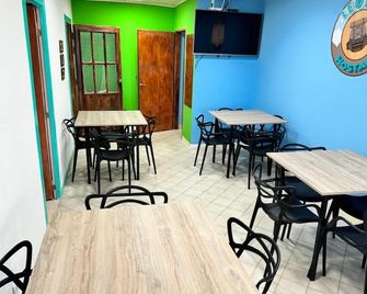 Hostal Leolei - אל קאלאפטה - מסעדה