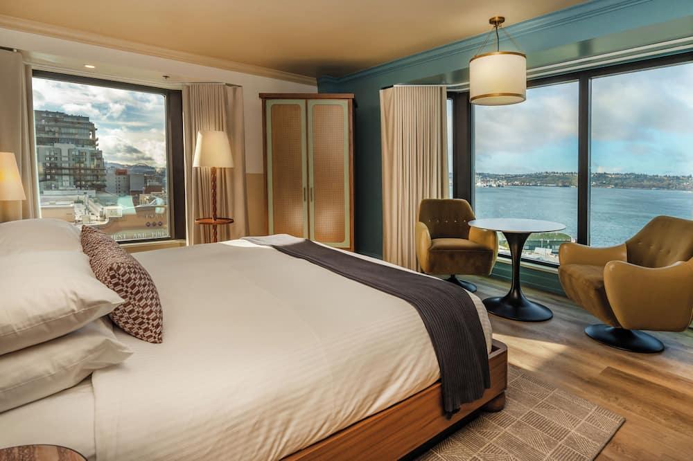 إن آت ذا ماركت