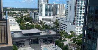Luxury king Suite Near Las Olas, Wi-Fi, Views, High Ceilings, & Balcony - Fort Lauderdale - Piscina