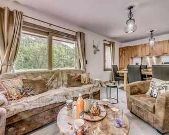 Ground floor, terrace, parking, tv, ski locker, 78m², Champagny-en-Vanoise - Champagny-en-Vanoise - Living room