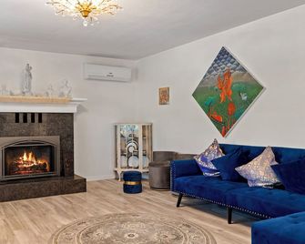 Loved by Guests! Quiet Villa w/ King Beds, Full Kitchen, 2-Min Drive to Downtown - Sonora - Wohnzimmer