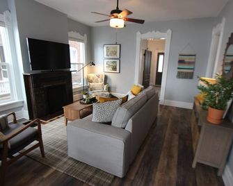 Skyline View - Historic Mcpherson Town - Dayton - Living room