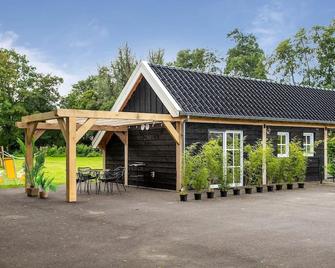 Luxurious nature stay in Friesland with jacuzzi - Kollumerzwaag - Edificio