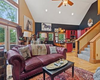 Cozy Chalet w Hot Tub Loft Fire Pit & Grill - Basye - Sala de estar