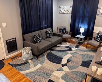 2br 1bath Cozy Cottage Quiet Area! 12mins-Downtown Nashville 10mins-Brentwood! - Nashville - Sala de estar