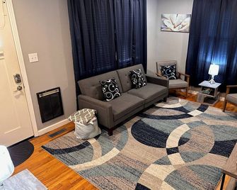2br 1bath Cozy Cottage Quiet Area! 12mins-Downtown Nashville 10mins-Brentwood! - Nashville - Sala de estar