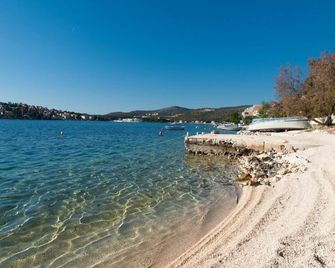 Apartments Happy Holiday - Rogoznica - Strand