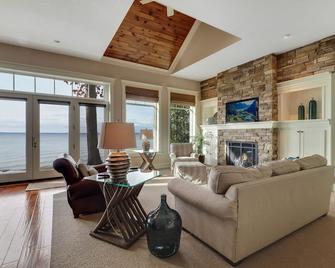 Waterfront | Beachfront| Private on Lake Michigan | 15 mins to Charlevoix - Ellsworth - Living room