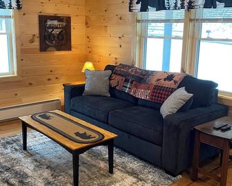 Make memories at this unique and family-friendly Vermont cabin! - Fair Haven - Living room