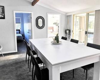 Rare Find! 5-Bedroom Home With Pool And - Muswellbrook - Dining room