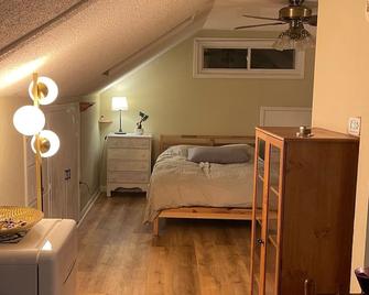 Quaint Studio Space, right next to Macalester College, 5 miles uptown/downtown - Saint Paul - Bedroom
