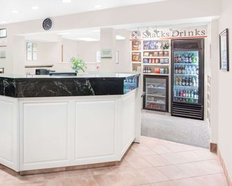 Hawthorn Extended Stay by Wyndham Green Bay - Green Bay - Front desk